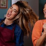 2 femmes chantant en faisant la cuisine