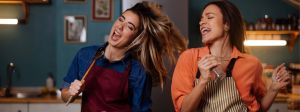 2 femmes chantant en faisant la cuisine