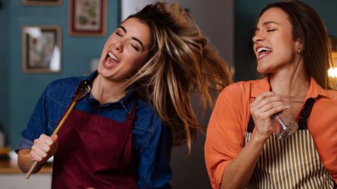 2 femmes chantant en faisant la cuisine