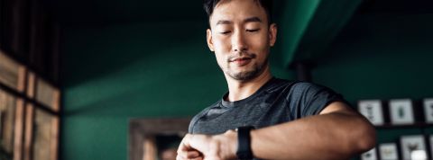Un homme regarde sa montre