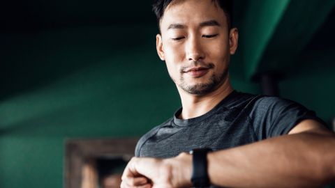 Un homme regarde sa montre