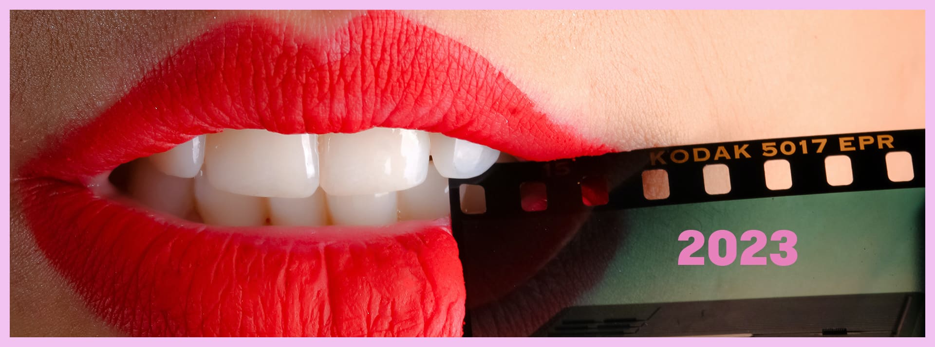 Bouche rouge et négatif photo avec 2023 inscrit dessus