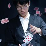 Un magicien fait un tour de cartes