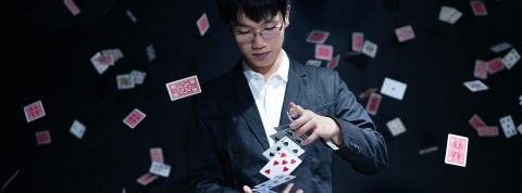 Un magicien fait un tour de cartes