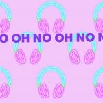 Un casque répété sur un fond rose