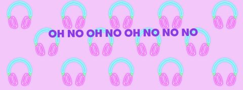 Un casque répété sur un fond rose