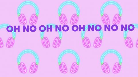 Un casque répété sur un fond rose