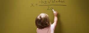 Un bébé réalise une équation sur un mur