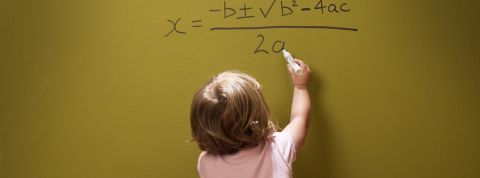 Un bébé réalise une équation sur un mur
