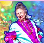 Une femme vêtue de manière colorée