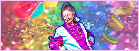 Une femme vêtue de manière colorée