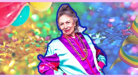 Une femme vêtue de manière colorée