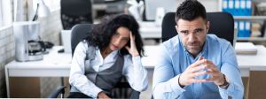 2 employés à l'air abbatu devant leur bureau