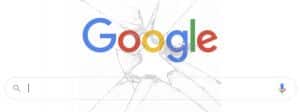 Un écran cassé devant la page d'accueil de Google