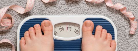 2 pieds sur une balance entourés par un mètre