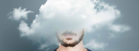 Homme la tête dans un nugae