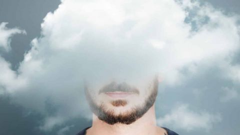 Homme la tête dans un nugae