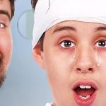 un jeune homme barbu tient par l'épaule un enfant qui recouvre la vue