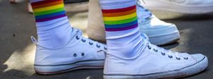 Basket avec des chaussettes aux couleurs LGBT