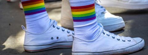 Basket avec des chaussettes aux couleurs LGBT