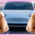 Une voiture et des bras musclés