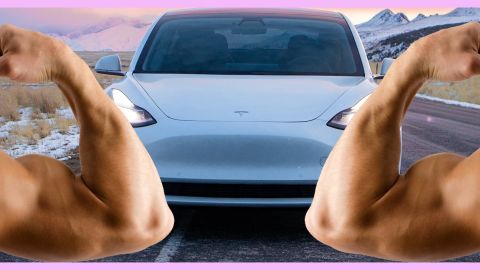 Une voiture et des bras musclés