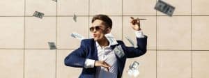 Homme en costume jetant des billets