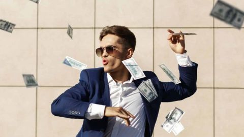 Homme en costume jetant des billets
