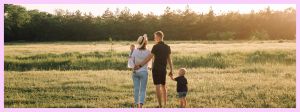 Couple et enfants blonds dans un champ