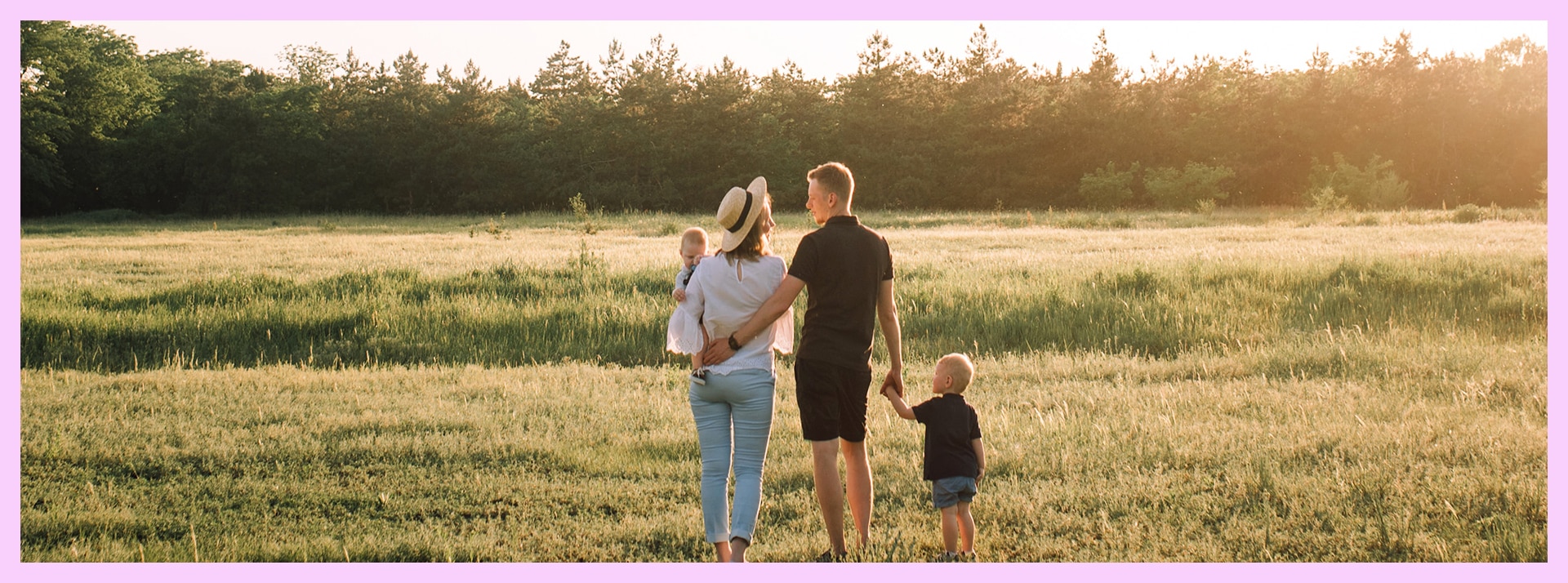 Couple et enfants blonds dans un champ