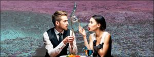 Un couple mange De la nourriture étrange