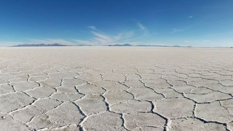 Le désert bolivien et sa terre craquelée