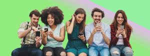Groupe de personnes sur leurs smartphones, hilares