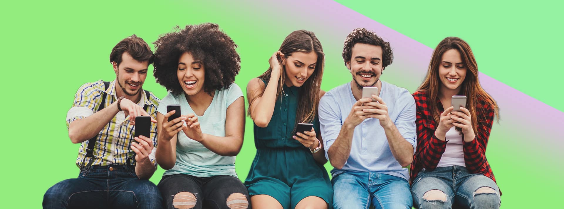 Groupe de personnes sur leurs smartphones, hilares