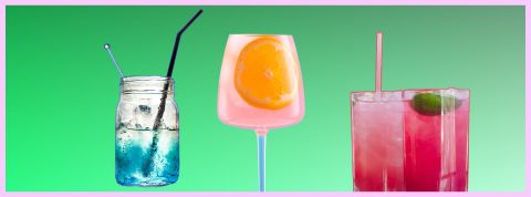 Des verres remplis d'eau colorée sur fond vert