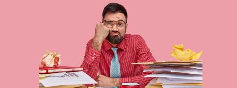 Homme somnolent à son bureau