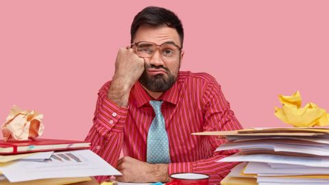 Homme somnolent à son bureau