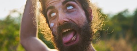 Un homme barbu fait une grimae