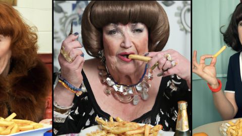 des dames qui mangent des saucisses avec des bugs