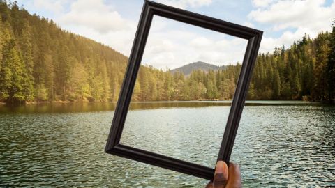 Cadre posé devant un paysage