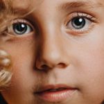 Visage d'une petite fille aux cheveux bouclés en gros plan