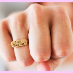 poing fermé et bague badass