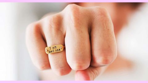 poing fermé et bague badass