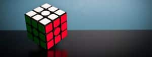 Un Rubiks cube avec les faces remplies d'une couleur