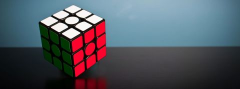 Un Rubiks cube avec les faces remplies d'une couleur