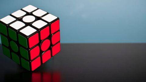 Un Rubiks cube avec les faces remplies d'une couleur