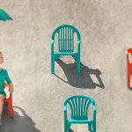 Jeune femme blonde tenant un parasol turquoise sur une plage, assise à travers de nombreuses chaises rouges et sarcelles dans le sable, par une journée ensoleillée