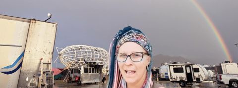 une rasta blanche dans un camp boueux