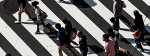 Des gens en train de marcher dans la rue