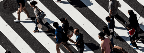 Des gens en train de marcher dans la rue